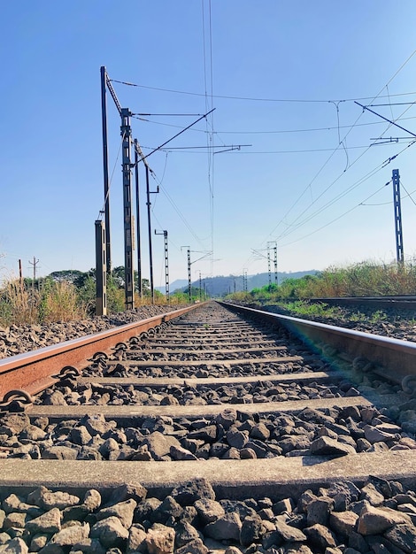 青空を背景に線路