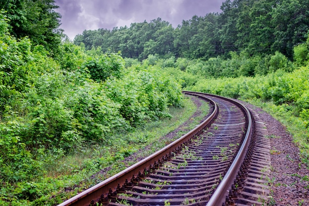 Photo railway track with turn going in distance