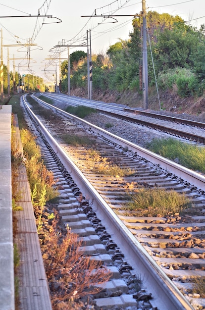 Foto tracce ferroviarie contro il cielo