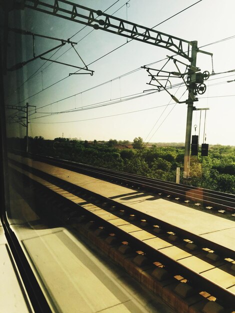 Foto tracce ferroviarie lungo il paesaggio