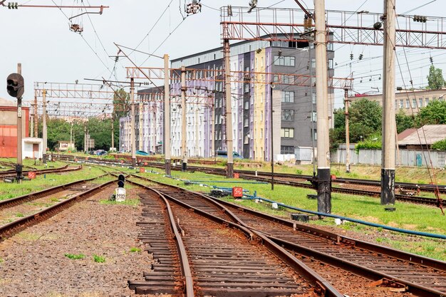 Железнодорожные пути возле высотных зданий железнодорожного вокзала