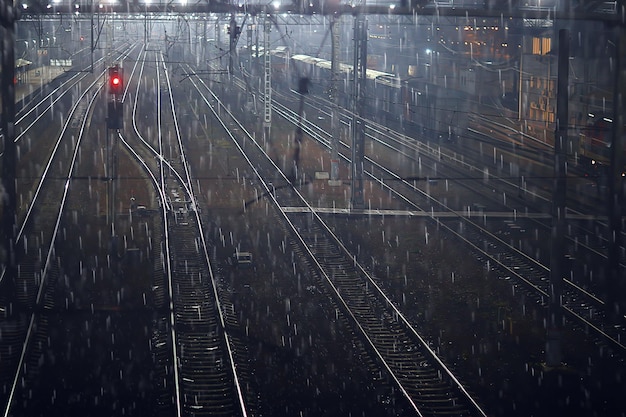 鉄道駅の霧の秋に線路の夜の風景