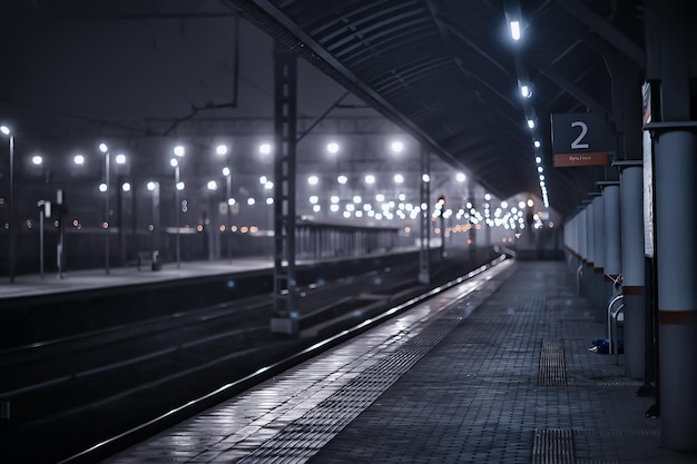 鉄道駅の霧の秋に線路の夜の風景