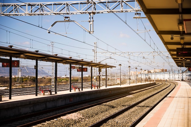 Photo railway train tracks with platforms