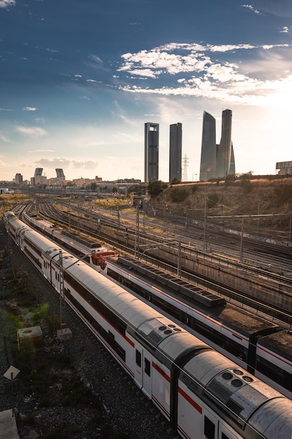 Railyard en vier iconische torens in Madrid, Spanje.