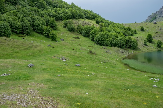 Nubi di pioggia si stanno avvicinando al lago di montagna