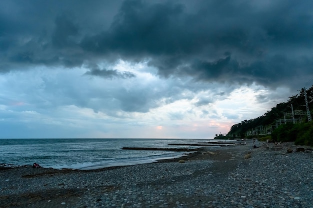 夕方の黒海の雨雲