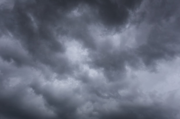 気候の概念で空に形成される雨雲。