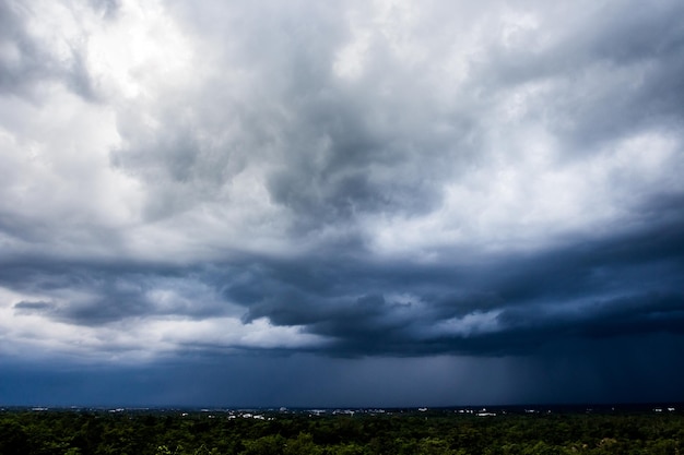 Nuvole di pioggia e cielo cupo in bianco e nero