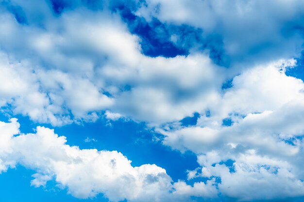 晴れた日の空に雨雲