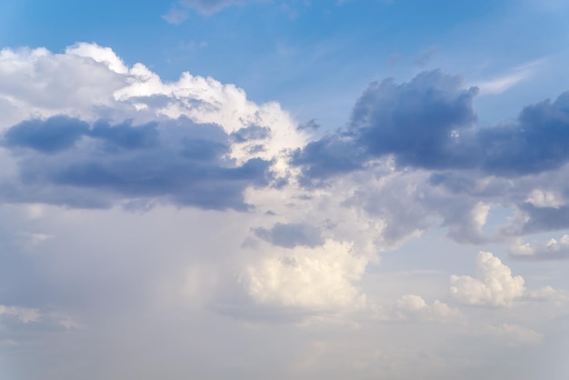 夏の空に雨雲。写真はロシアのチェリャビンスク地方で撮影されました