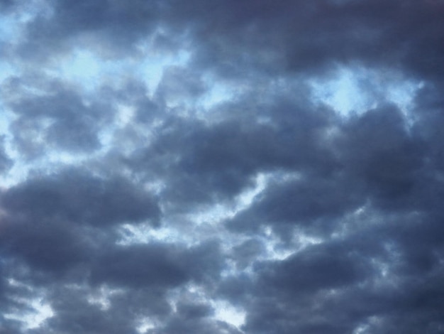 雨の曇り空