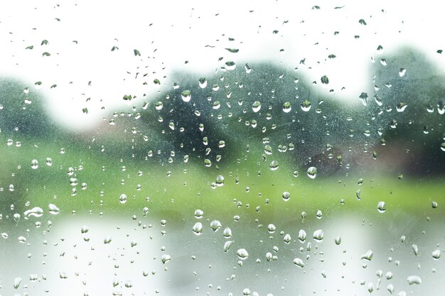 ガラス窓の背景に雨滴。