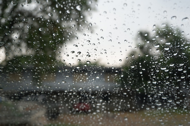 車のフロントガラスに雨が降る。