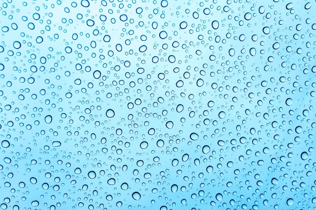 雨季に雨が降った後、車のフロントガラスに雨が降る水滴の美しい自然の表面