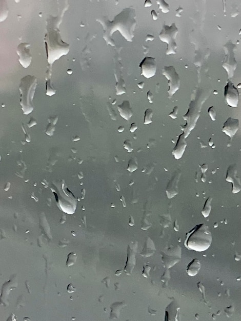 Foto gocce di pioggia sul vetro e fuori cielo tempestoso