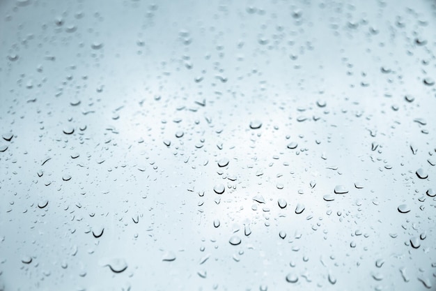 写真 雨が窓に落ちる