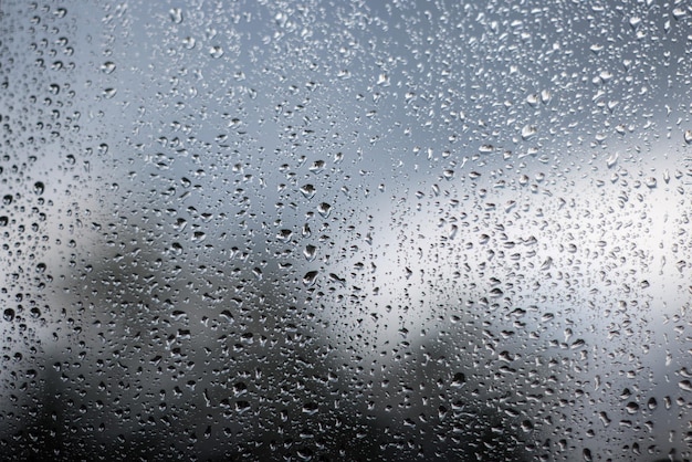 写真 雨と雷の音でガラスに雨が落ちる