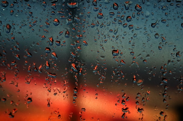 写真 ガラスに雨の滴