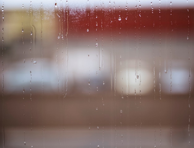 窓に雨が降る