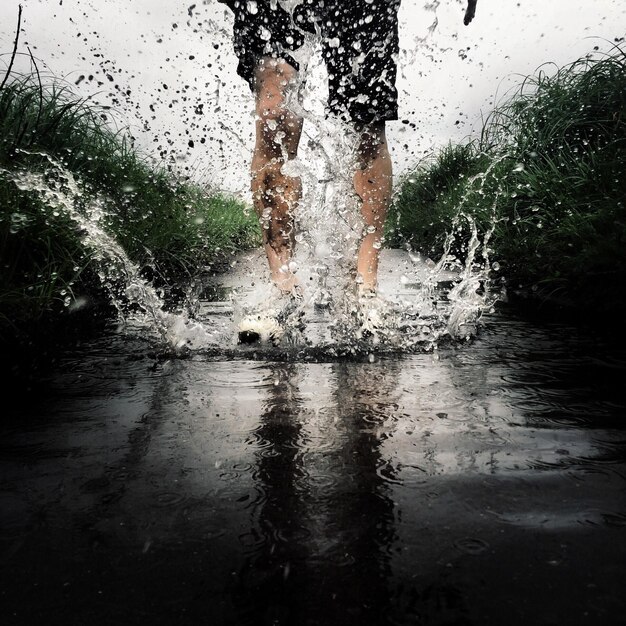 Photo rain drops on water