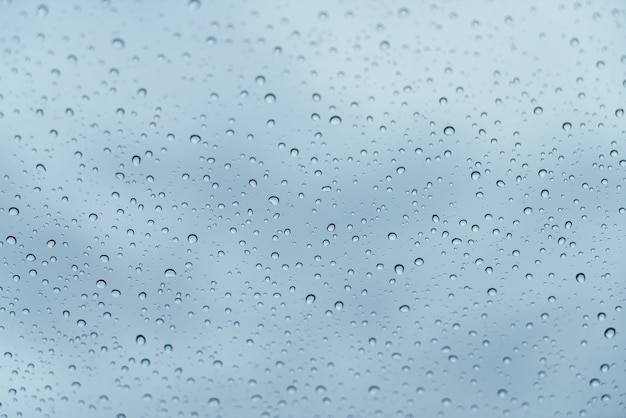 窓からすの表面に雨粒