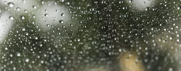 窓ガラスに雨滴が落ちる、接写