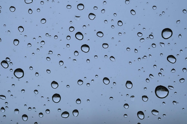 Foto gocce di pioggia su una finestra
