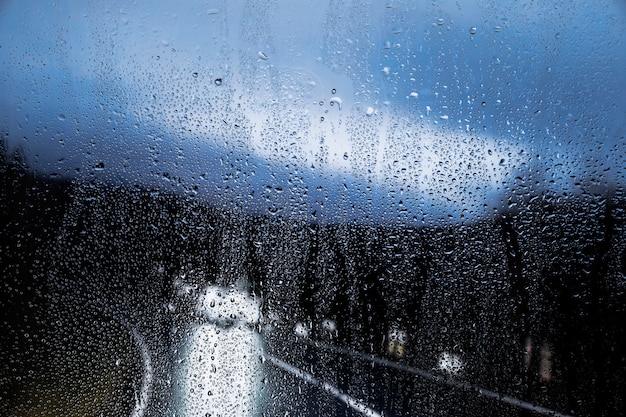 Эффект дождя на фоне ночной дороги