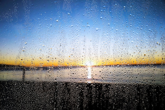 夕日を背景に雨の影響