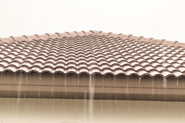 Дождь падает с крыши дома