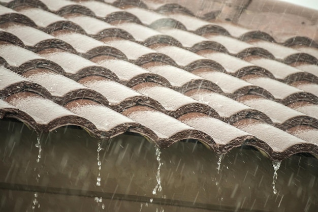 家の屋根から降り注ぐ雨