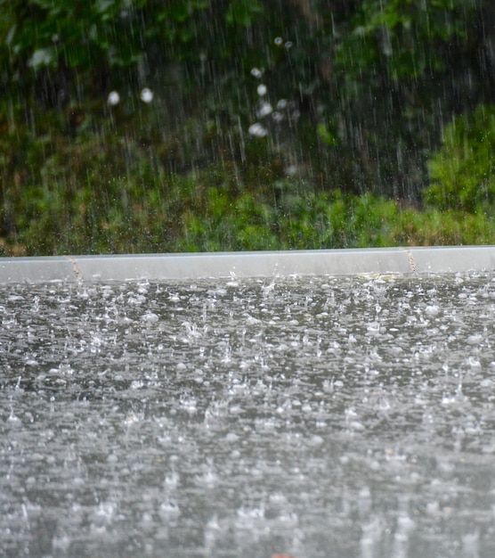 Photo rain falling on wet street