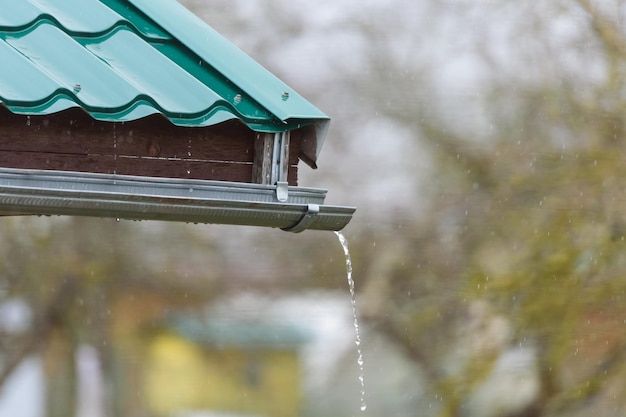 写真 雨が屋根から流れ落ちる