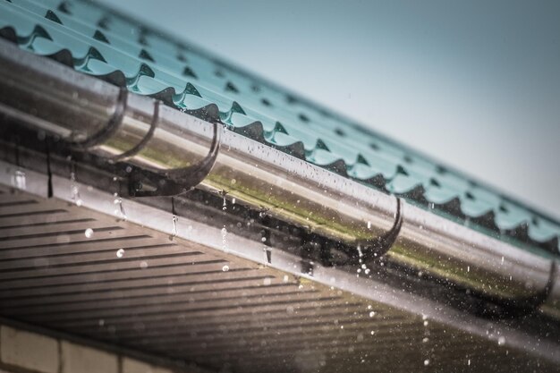 雨が屋根から流れ落ちる