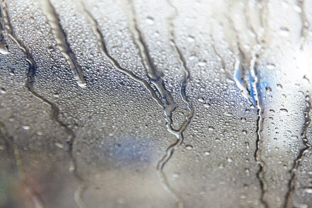 ガラス上の雨