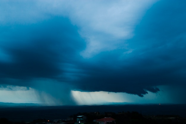 ブラジルの山々の雨