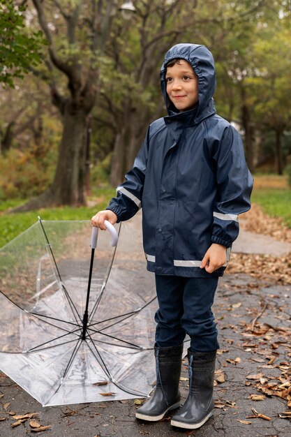 若くてハンサムな男の子の雨の肖像画