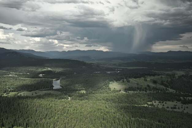 Photo a rain storm is coming in over a mountain