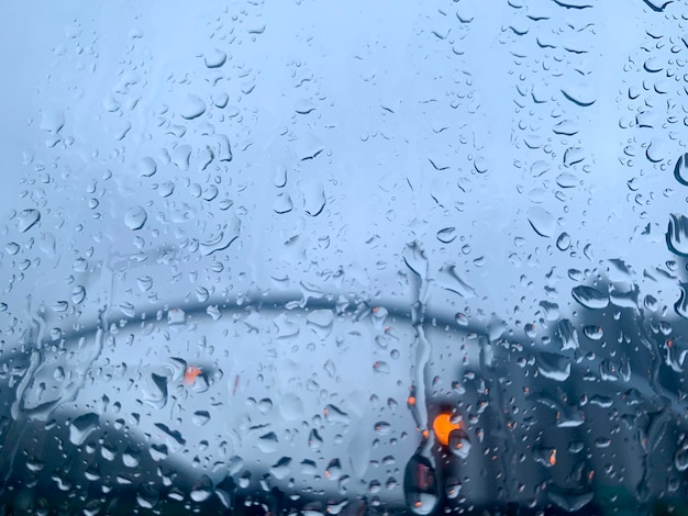 窓から雨が降る