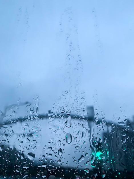 窓から雨が降る