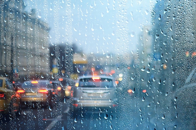 雨の都市交通車、街の夜景、街の明かりの交通の流れは秋の背景を抽象化します