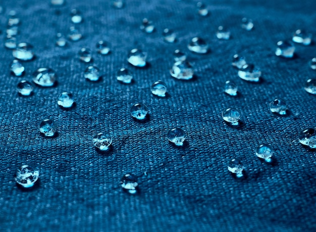 파란색 방수 원단에 물방울을 비.