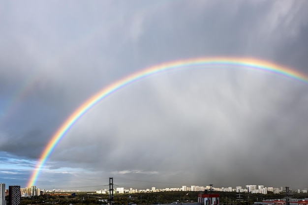 Фото Радуга после ливня над большим городом