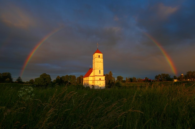 Photo rainbow over ancient church