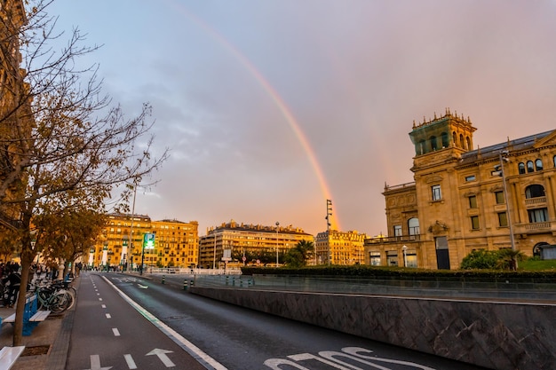 Arcobaleno nella bellissima città di san sebastian nella provincia di gipuzkoa nei paesi baschi