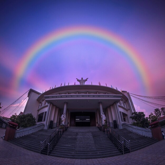 Foto l'arcobaleno sopra gli edifici della città contro il cielo