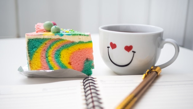 Rainbow Cake crème en boek, pen, mobiel worden geplaatst