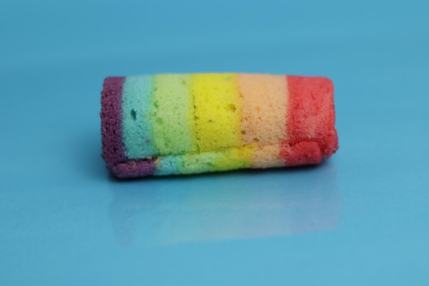 Foto una torta arcobaleno a forma di arcobaleno