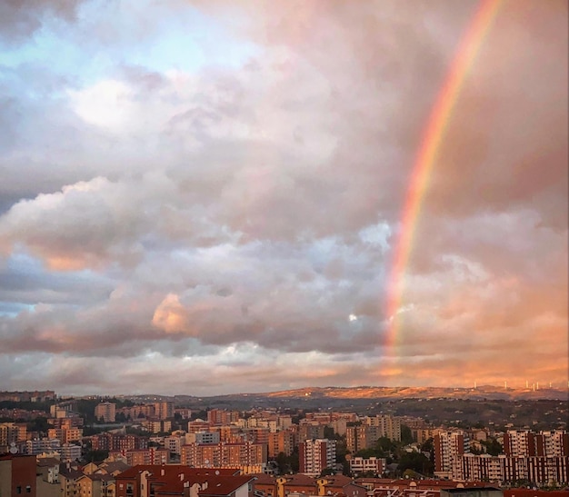 Photo rainbow over cityscape against sky